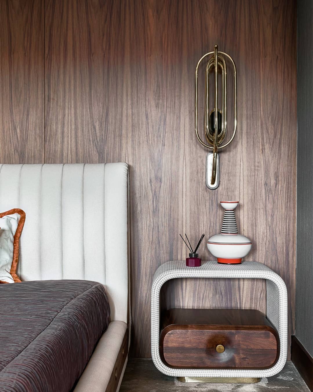 LOOKING FOR THE PERFECT VINTAGE DUE FOR YOUR MID-CENTURY BEDROOM?